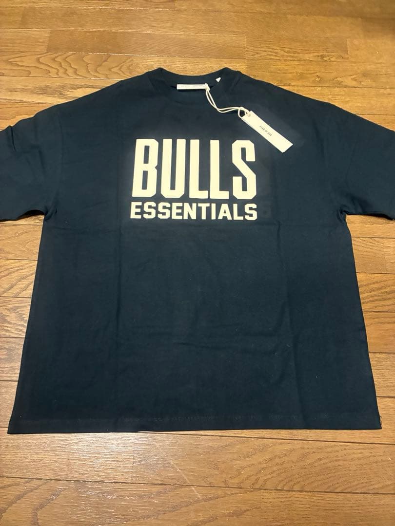 ウェア FEAR OF GOD ESSENTIALS NBA BULLS TEE M