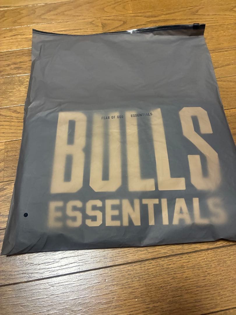 ウェア FEAR OF GOD ESSENTIALS NBA BULLS TEE M