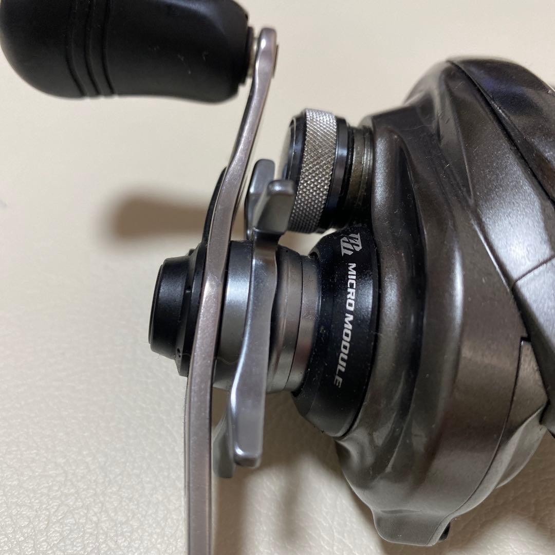 シマノ　15メタニウムDC70HGベイトリール シルバー ダブルハンドル