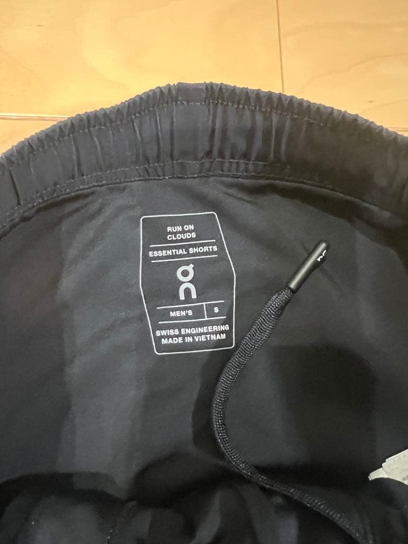 美品 On Essential Shorts Sサイズ ブラック