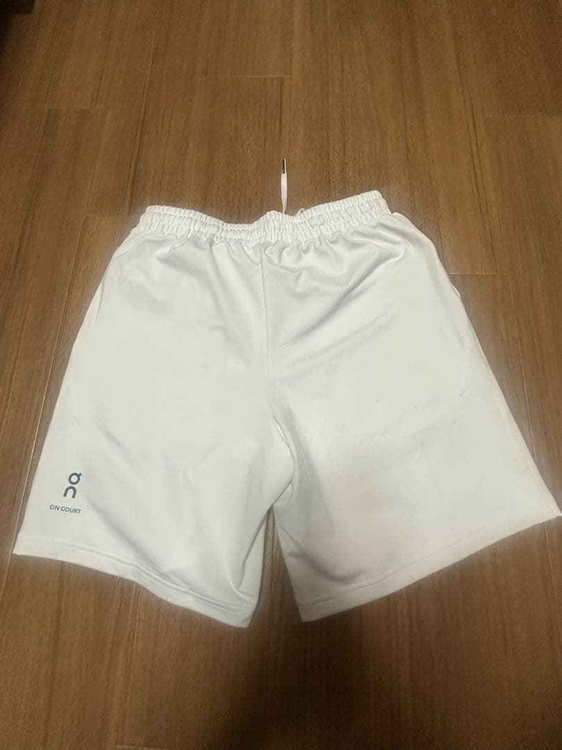 ON COURT ホワイト テニスショートパンツ　海外Sサイズ