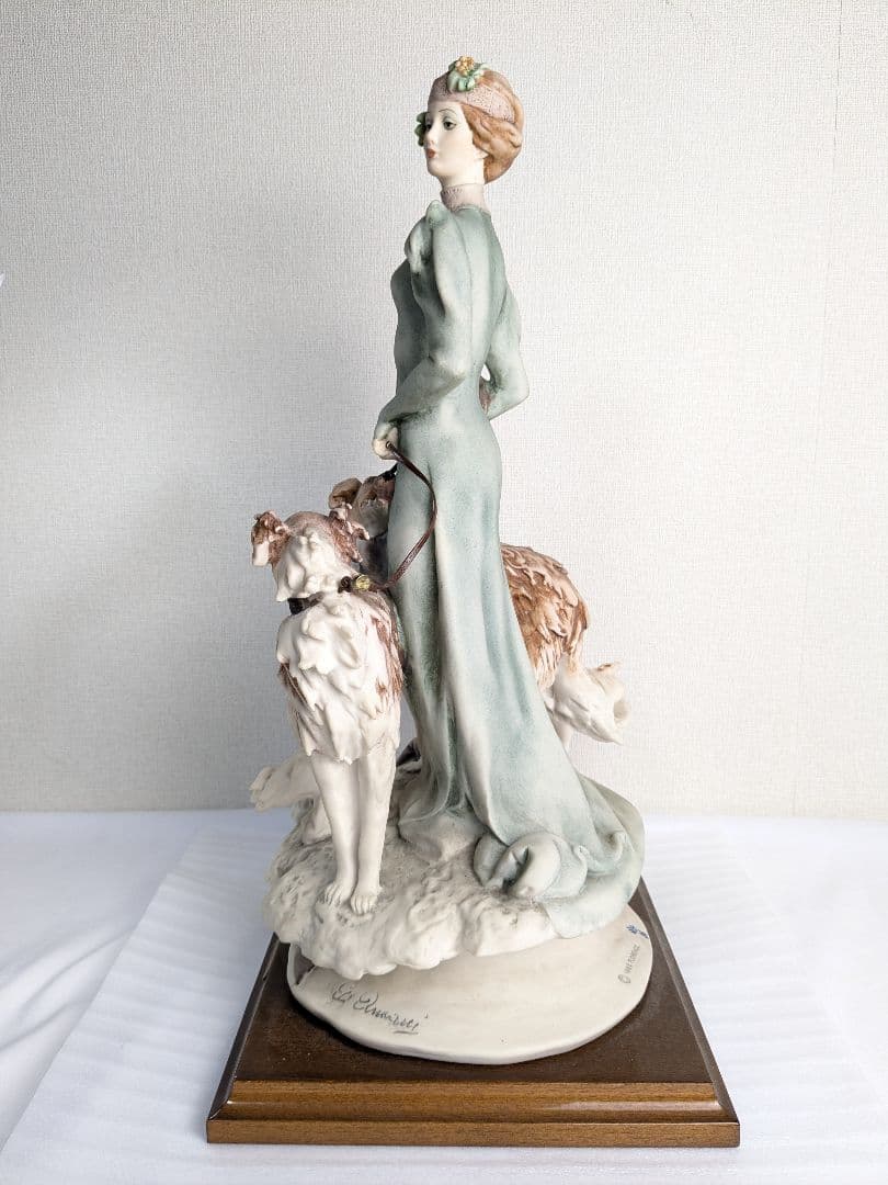 ジョゼッペアルマーニ 貴婦人とボルゾイ犬 置物