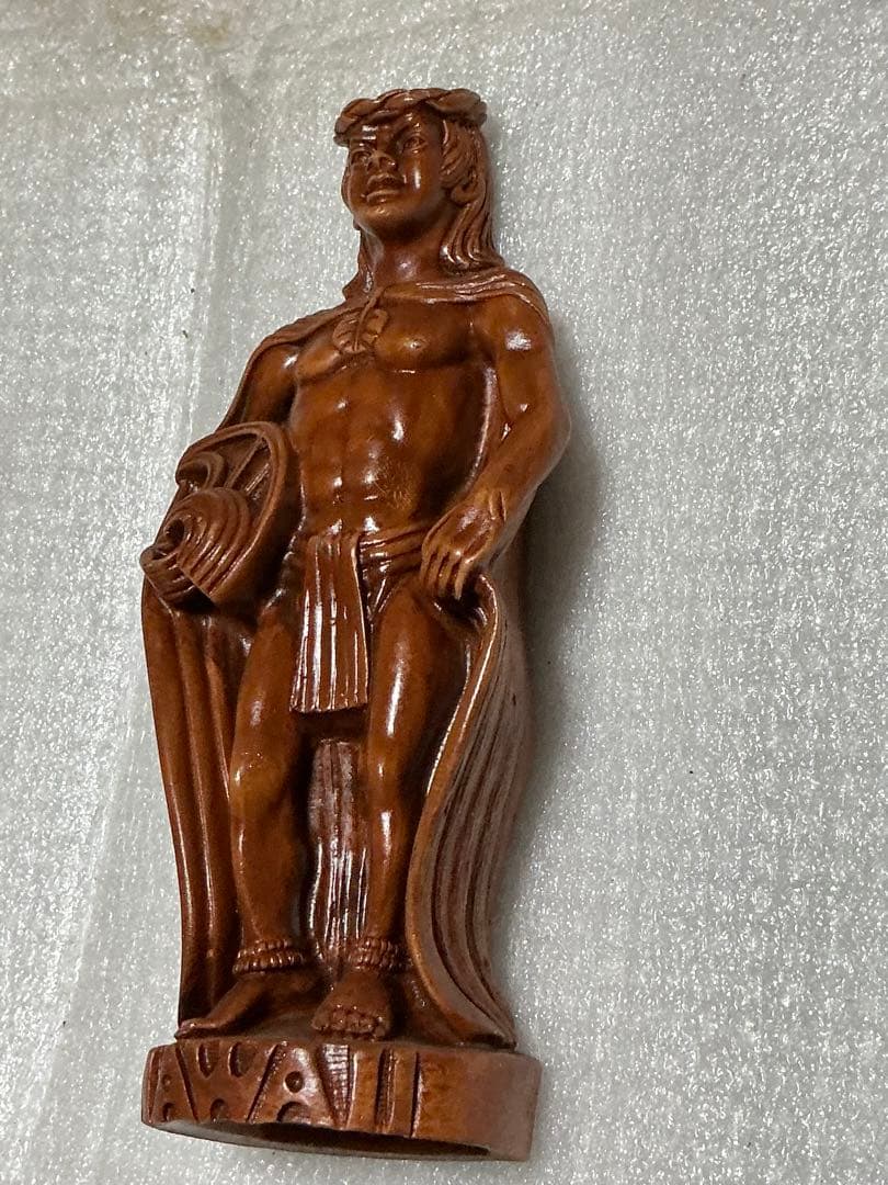 カメハメハ大王木彫り像【高さ／14.5cm。ハワイのお土産品】。