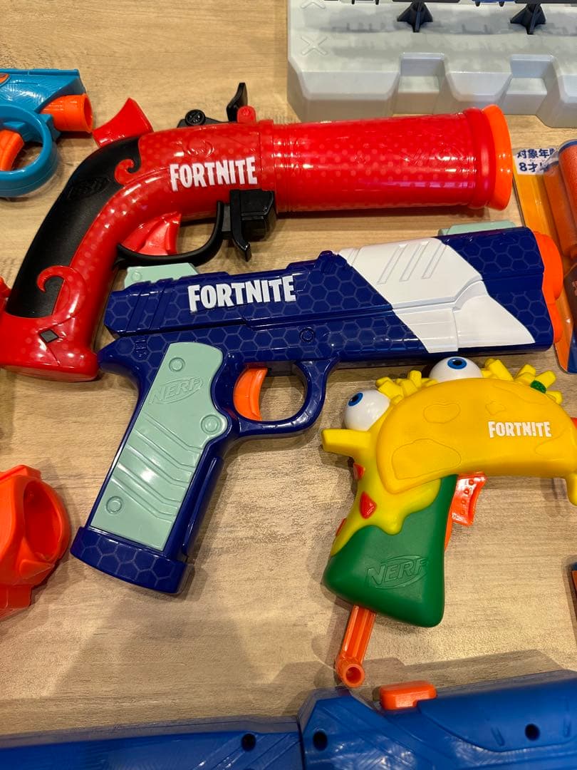 値引き中！NERF ナーフフォートナイトトイガンセット ダーツ付きターゲット付き