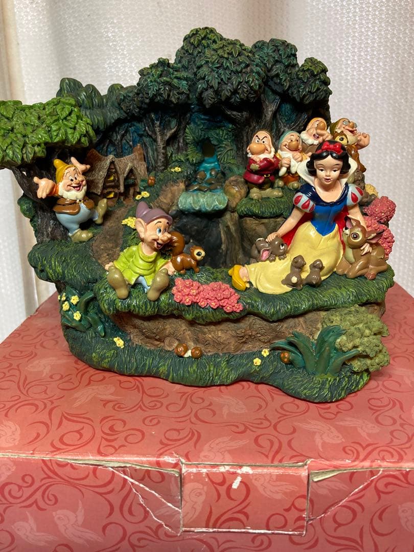 ディズニーストア　白雪姫と七人の小人 噴水　フィギュア　ファウンテン