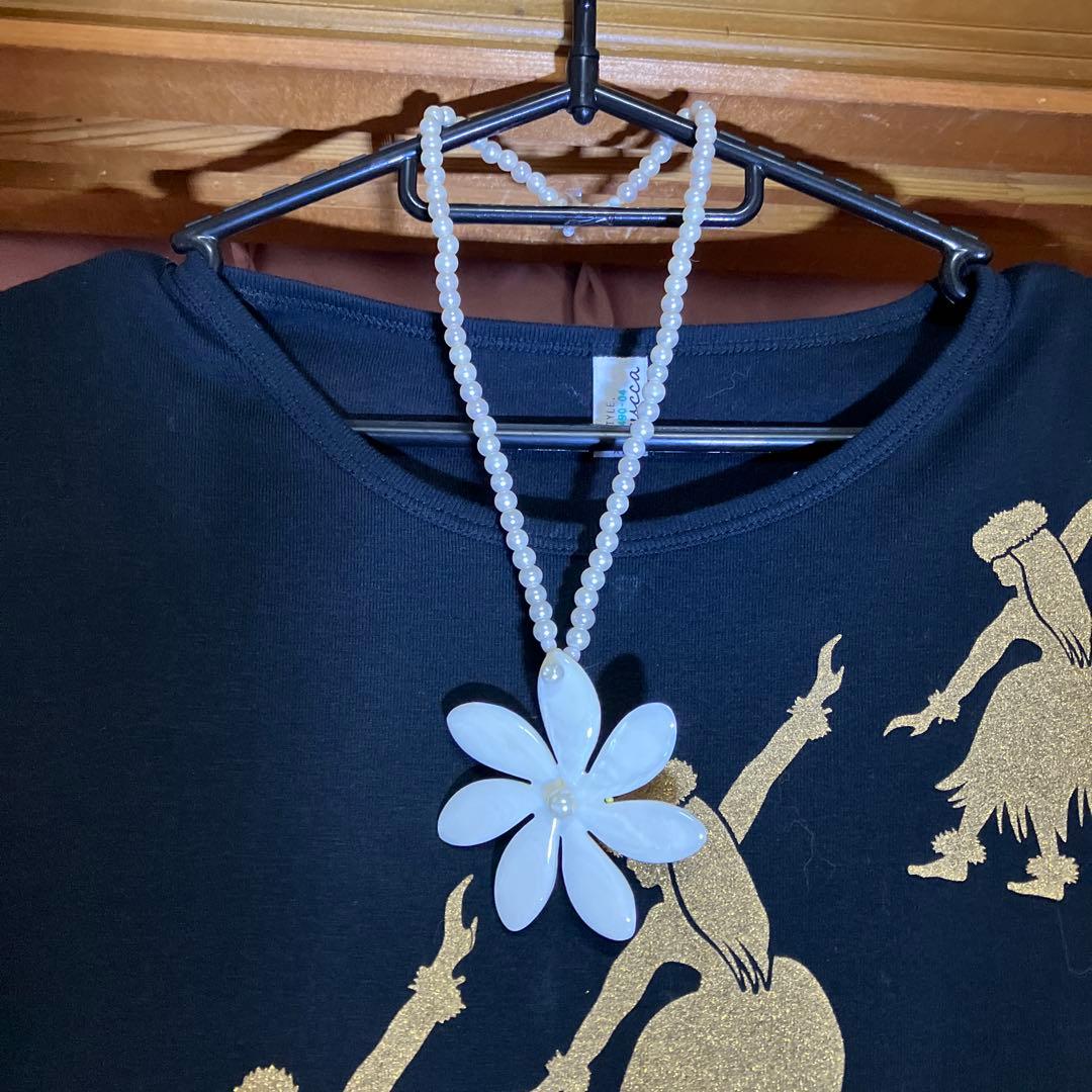フラダンスパウ黒とTシャツと金の花柄　ネックレスと、髪飾りセット