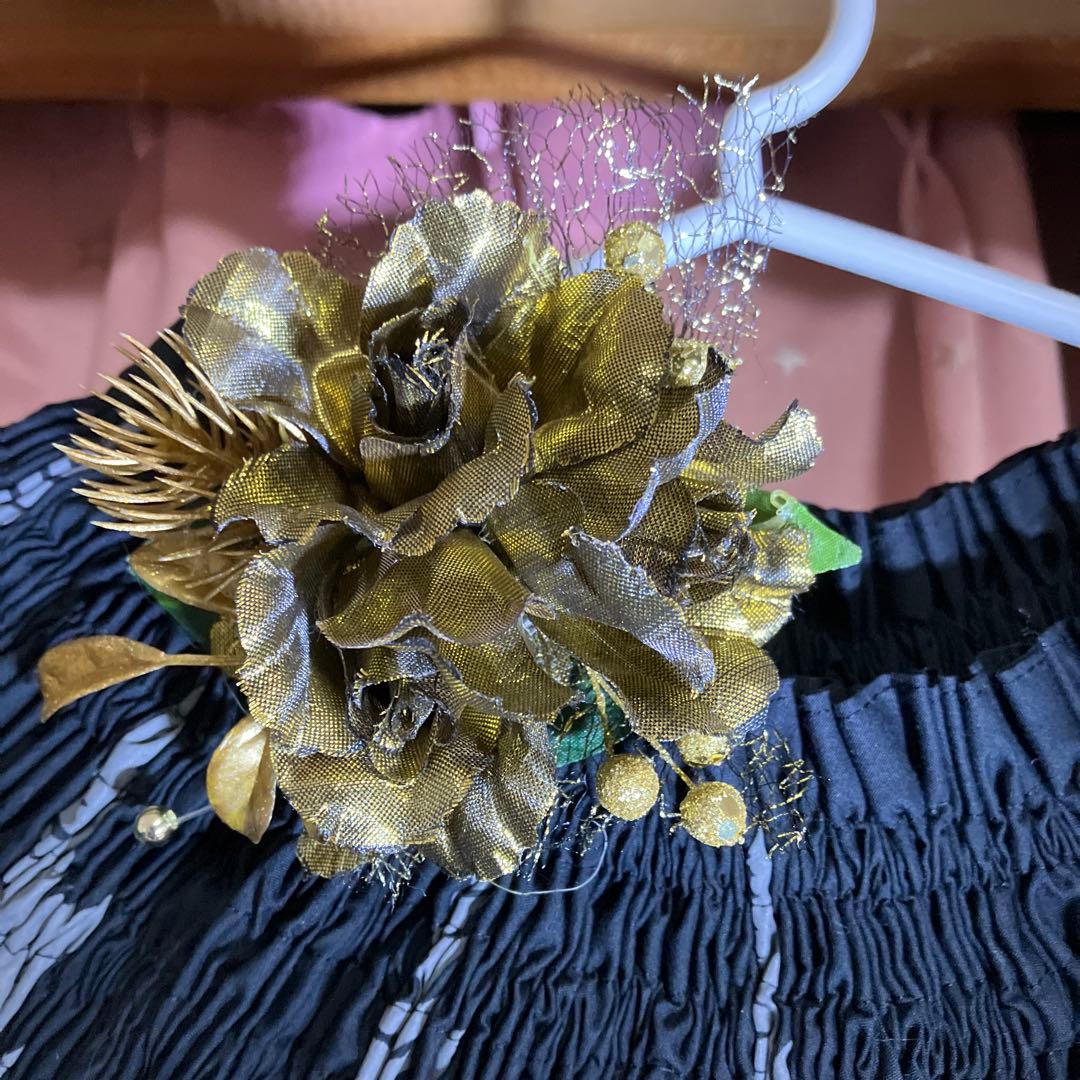 フラダンスパウ黒とTシャツと金の花柄　ネックレスと、髪飾りセット