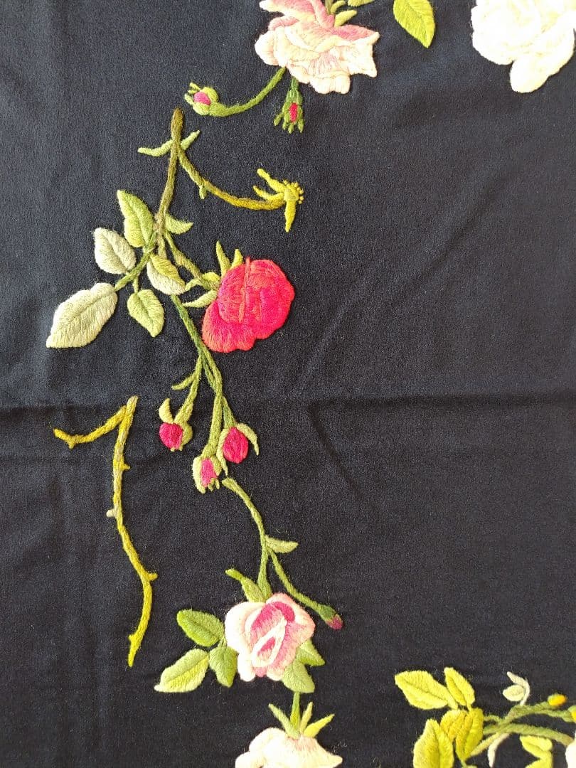 刺繍花模様の黒いテーブルクロス　ハンドメイド　ビンテージ