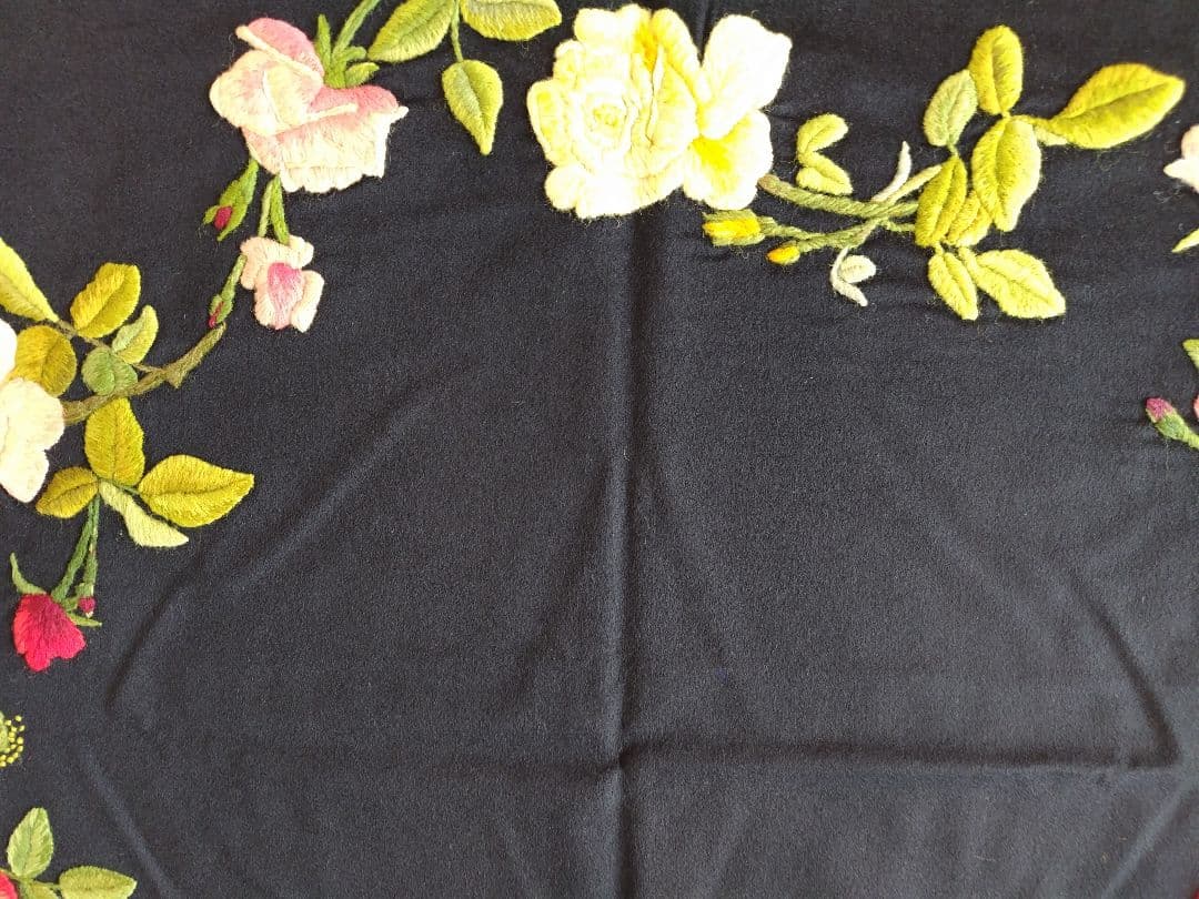 刺繍花模様の黒いテーブルクロス　ハンドメイド　ビンテージ