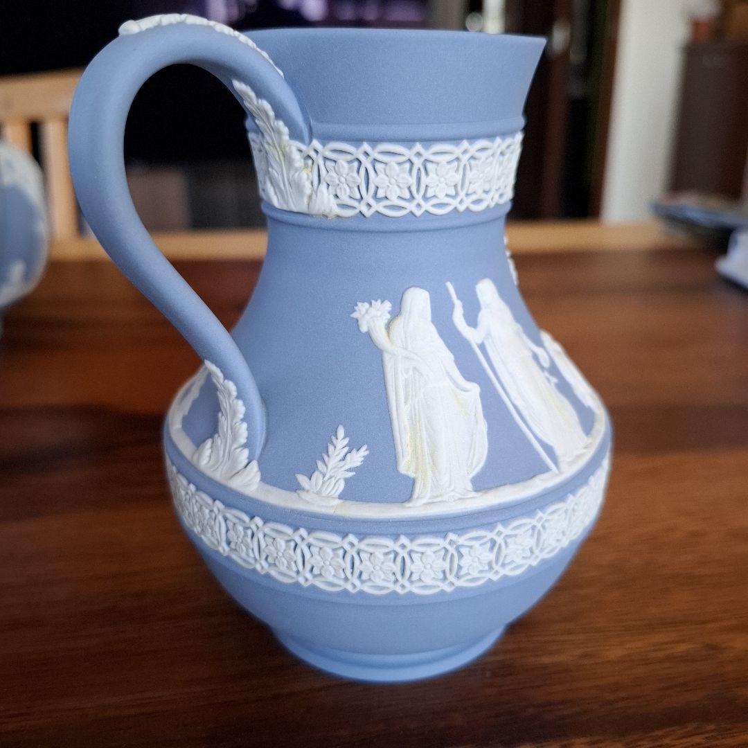 新品「WEGDWOODウエッジウッド」アイスブルー 陶器製 花瓶 浮彫り装飾