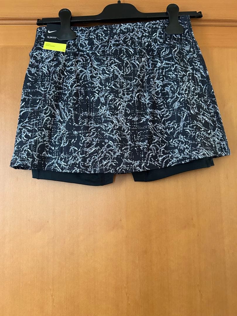 ナイキ　テニスウェア　黒柄スコート　US-Sサイズ　新品