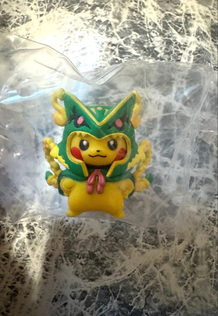 ポケモン　マスコット ポンチョを着たピカチュウ　メガレックウザ