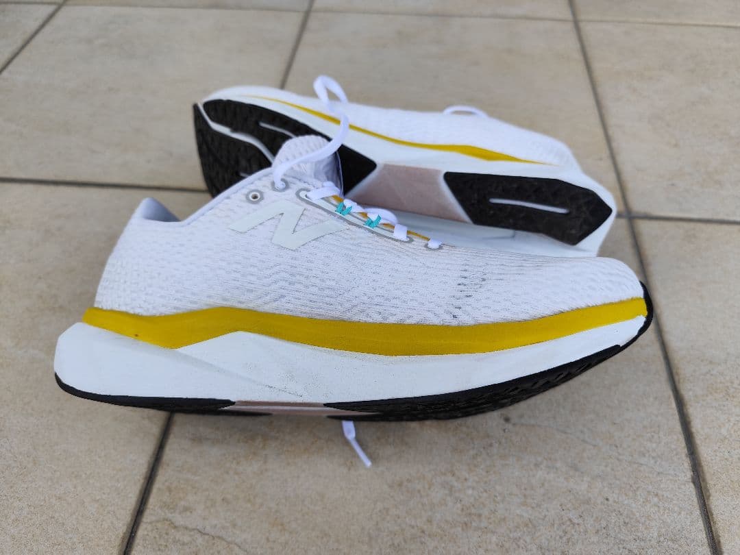 ニューバランスランニングシューズ FuelCell Propel v5 中古品