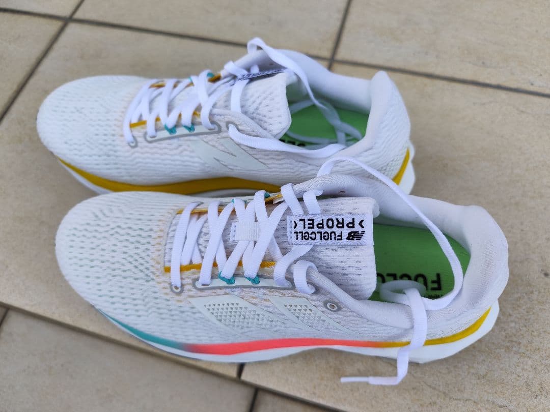 ニューバランスランニングシューズ FuelCell Propel v5 中古品