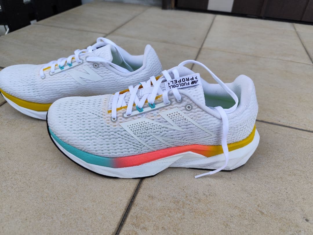 ニューバランスランニングシューズ FuelCell Propel v5 中古品