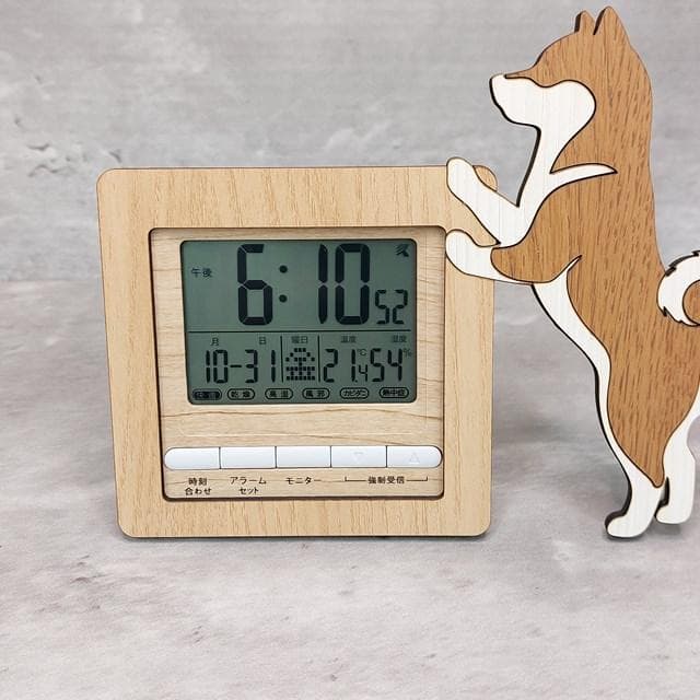 【電波時計】ワンちゃんが寄り添う電波デジタル時計 ― 柴犬　オレンジ