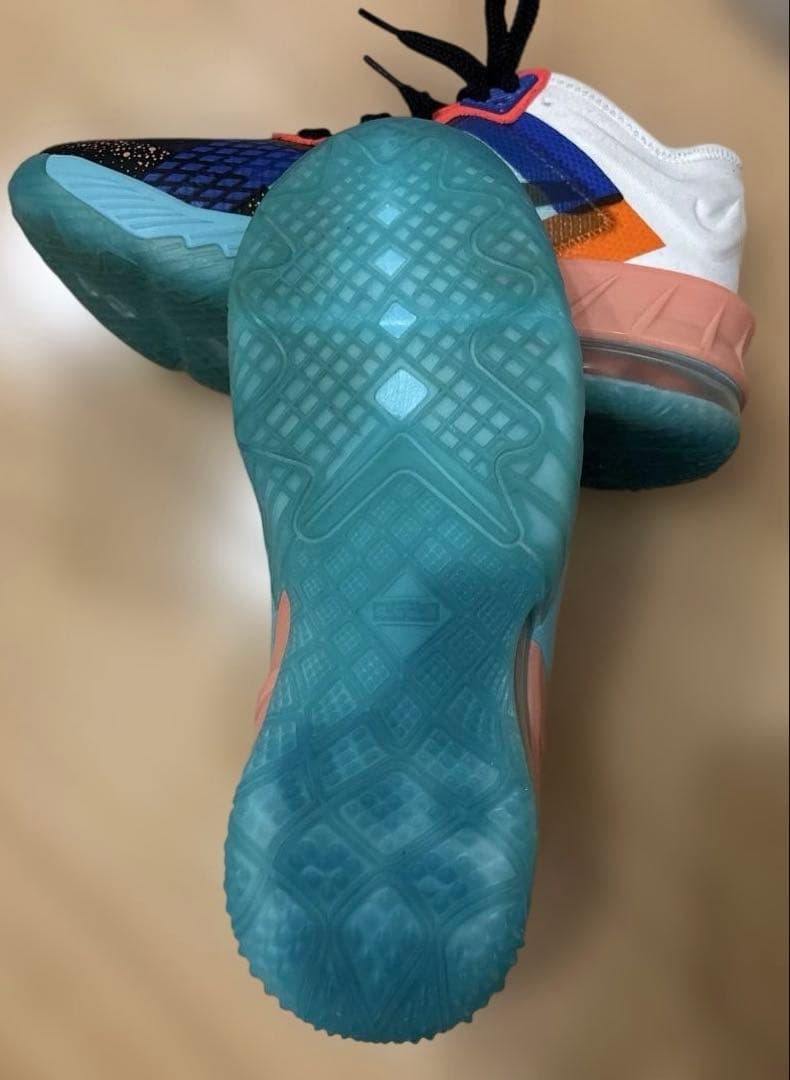 Nike ビッグキッズ レブロン18 ローサミット ホワイト/ブラック　24cm