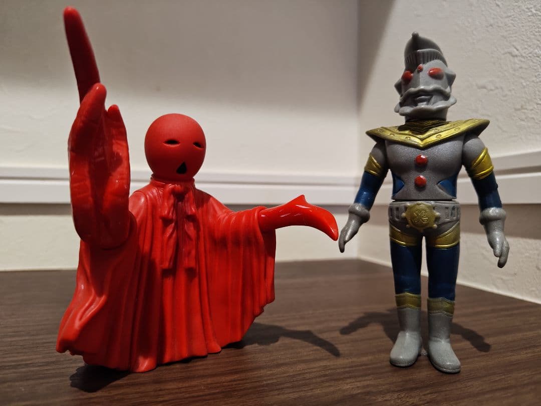 ウルトラマンキング タカトクミドルサイズソフビ ＆円盤生物ノーバ