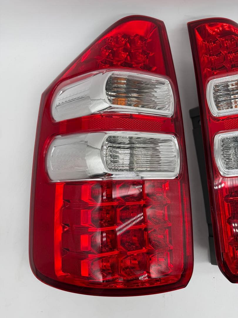 トヨタ ノア 70系 後期 純正 LED テールランプ 左右セット 美品