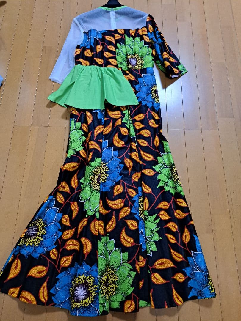「個性的」アンカラドレス 鮮やか花柄 ラッフルデザイン