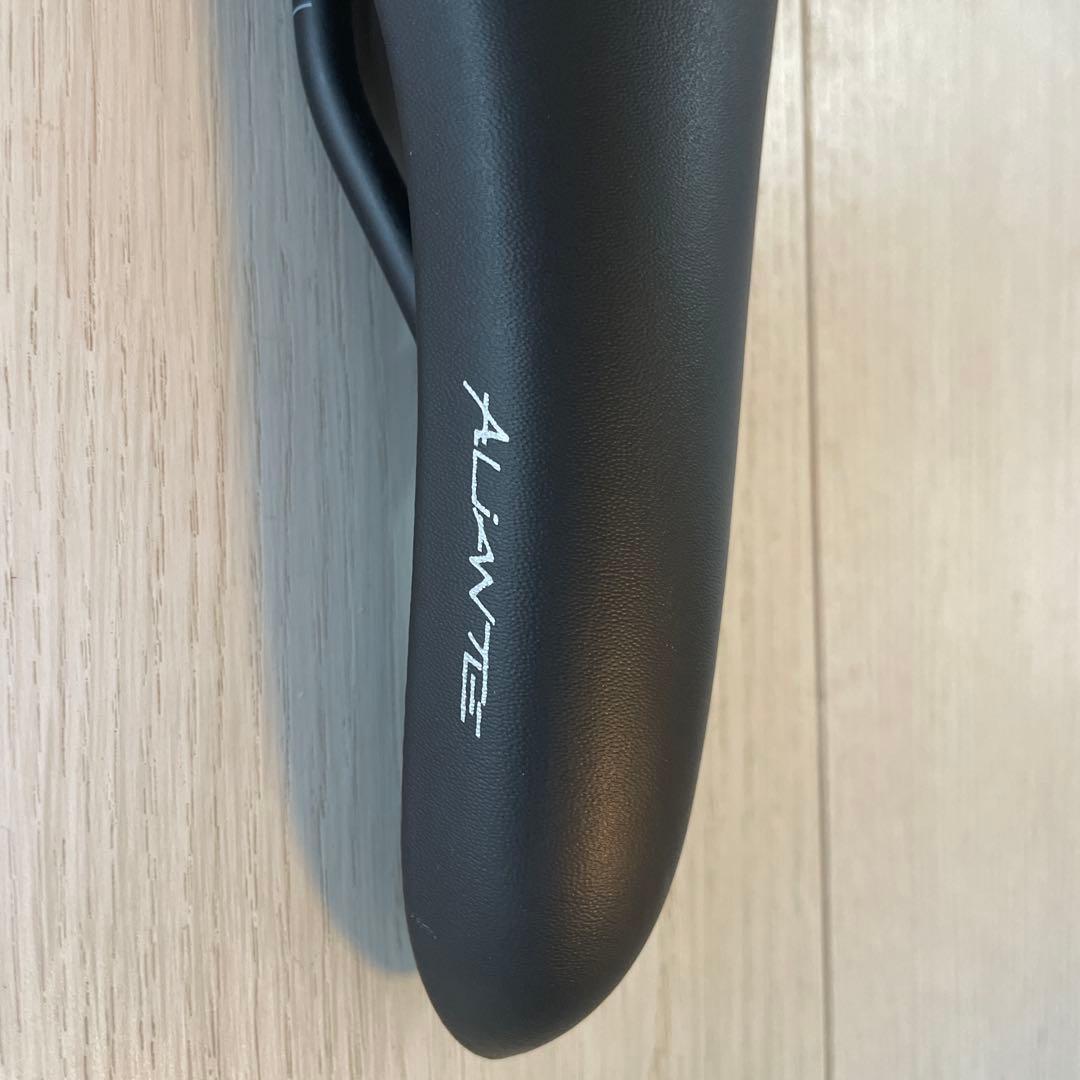 【美品】フィジーク　サドル（ALIANTE）