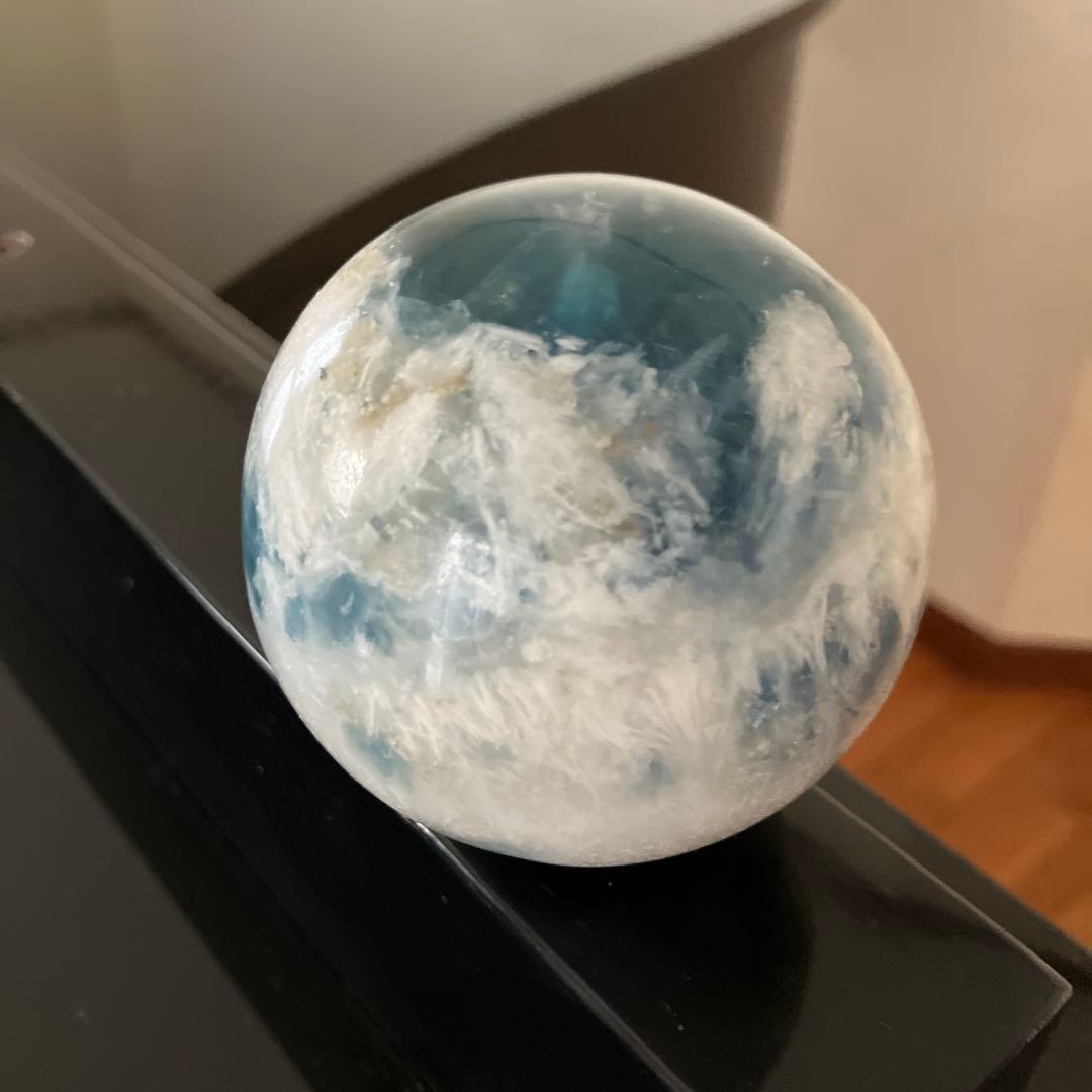 ブルーエンジェルフェザーフローライト　スフィア　天然石置物　D82