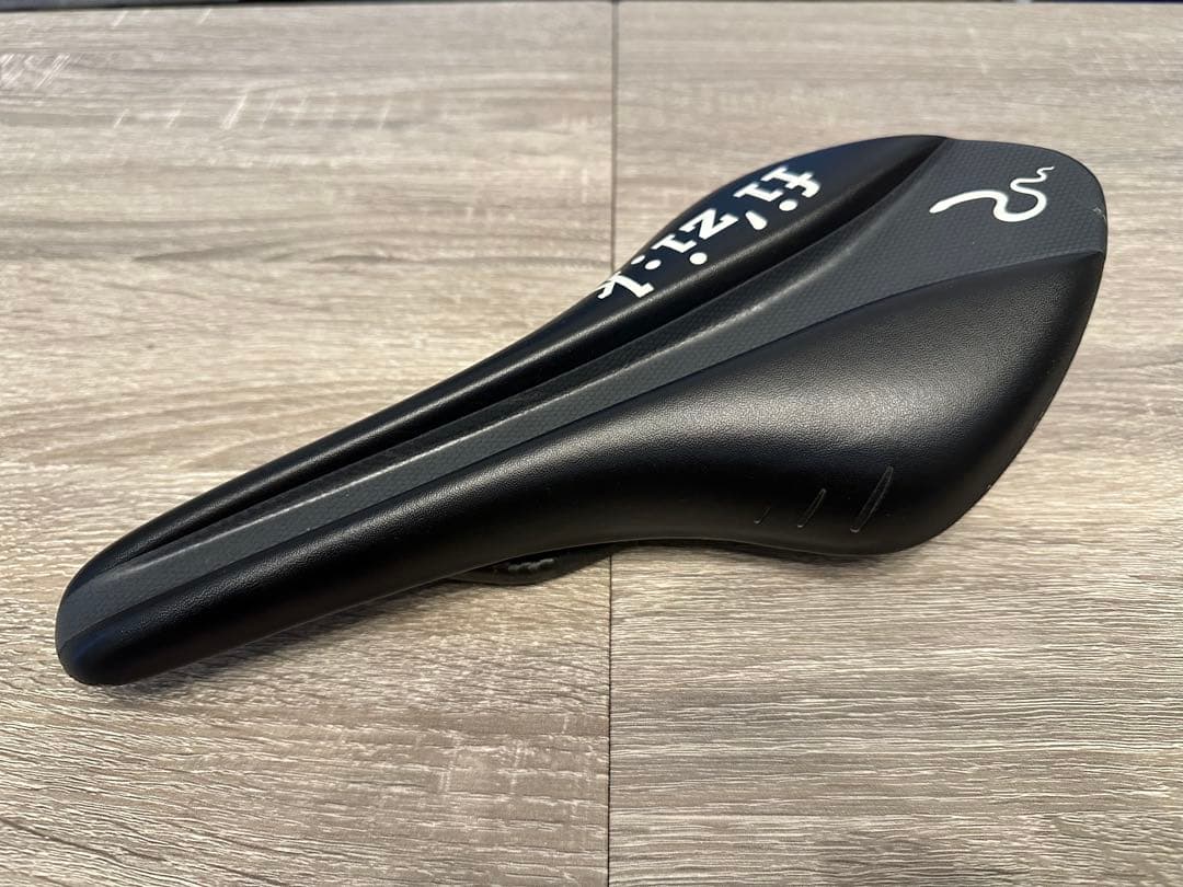フィジーク fi'zi:k Arione VSX サドル 黒 カーボンレール