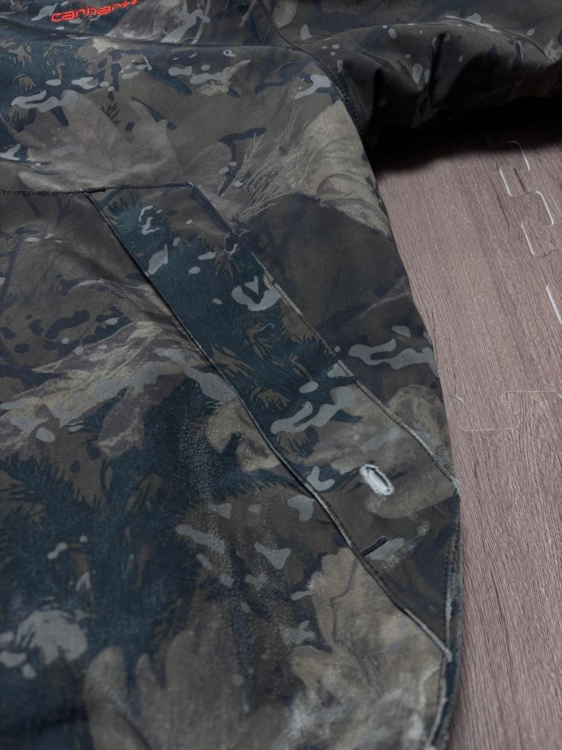 Carhartt のリバーシブルジャケット 迷彩柄　オレンジ色　フリース