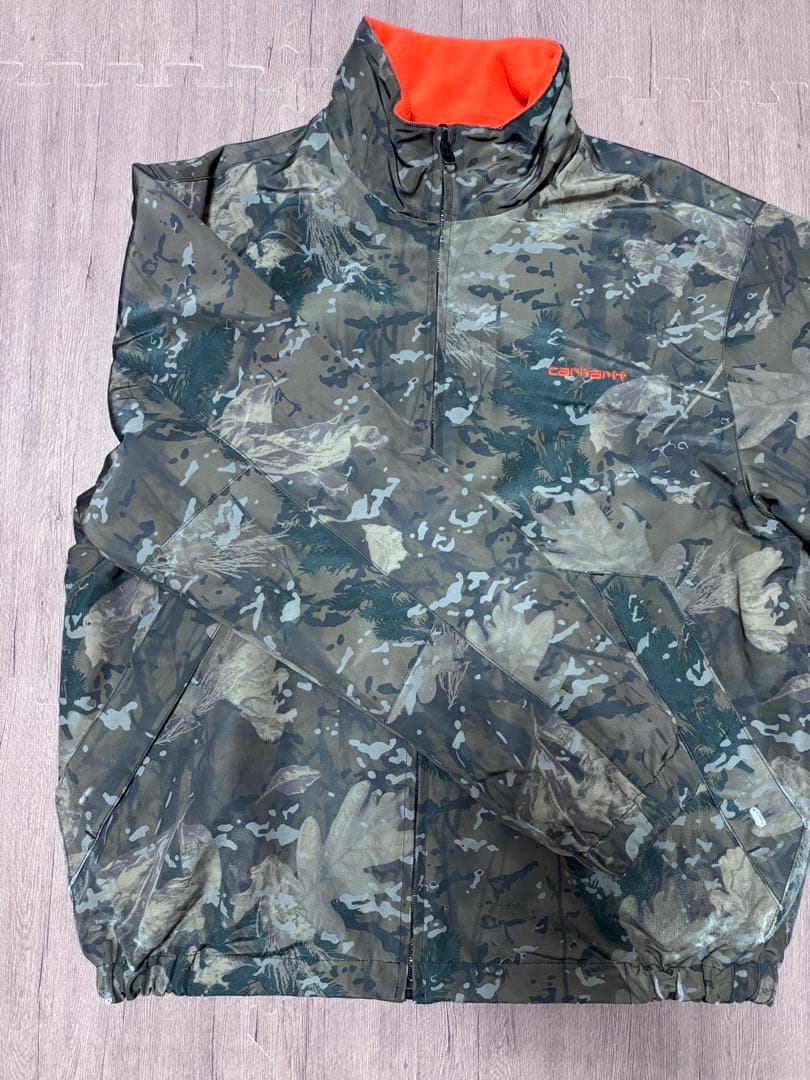 Carhartt のリバーシブルジャケット 迷彩柄　オレンジ色　フリース