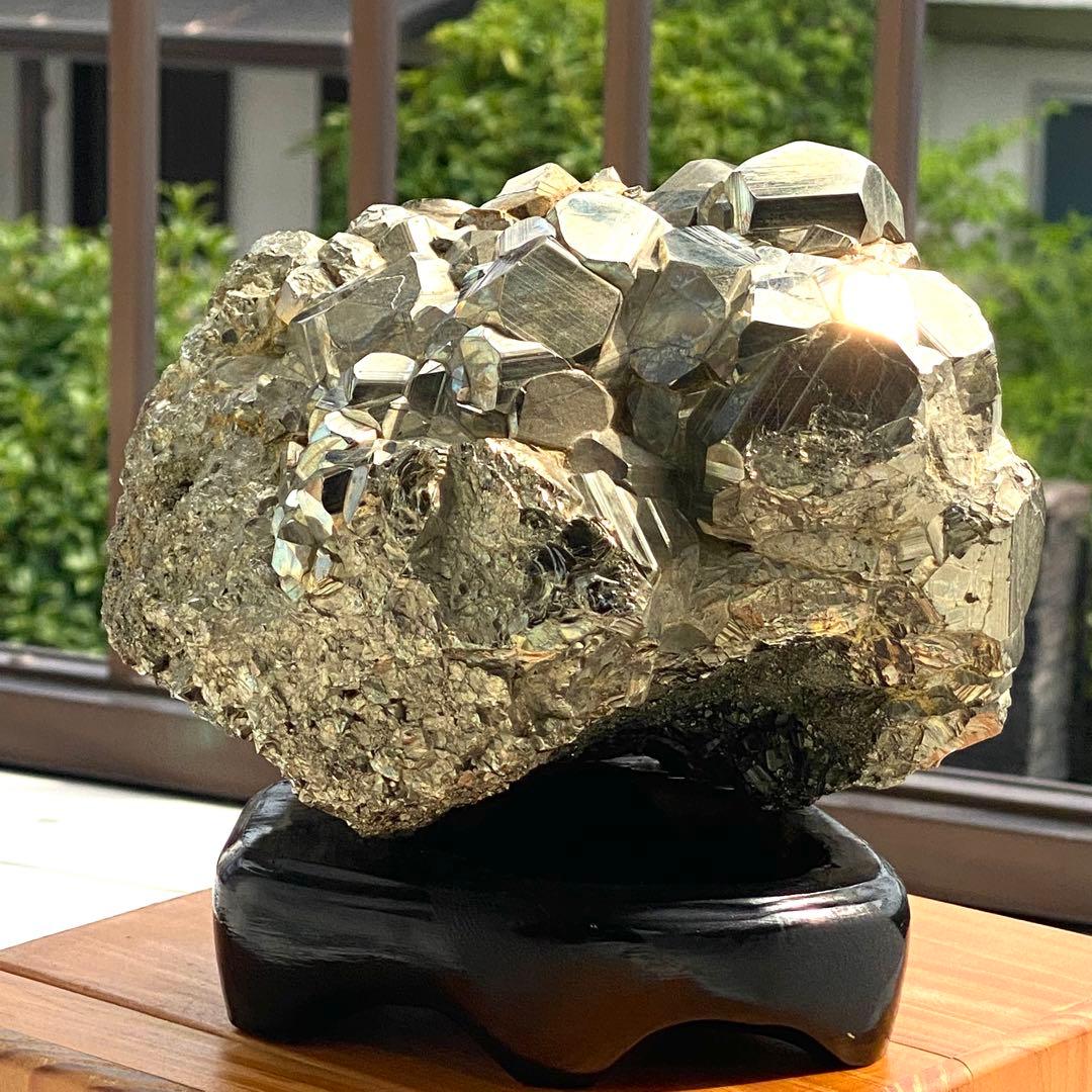 シ*a様 フールズゴールド級の輝き！約2kgのパイライト原石（台座付き）