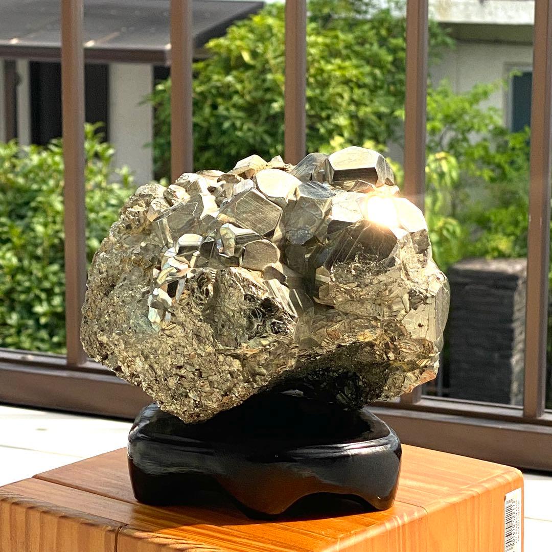 シ*a様 フールズゴールド級の輝き！約2kgのパイライト原石（台座付き）
