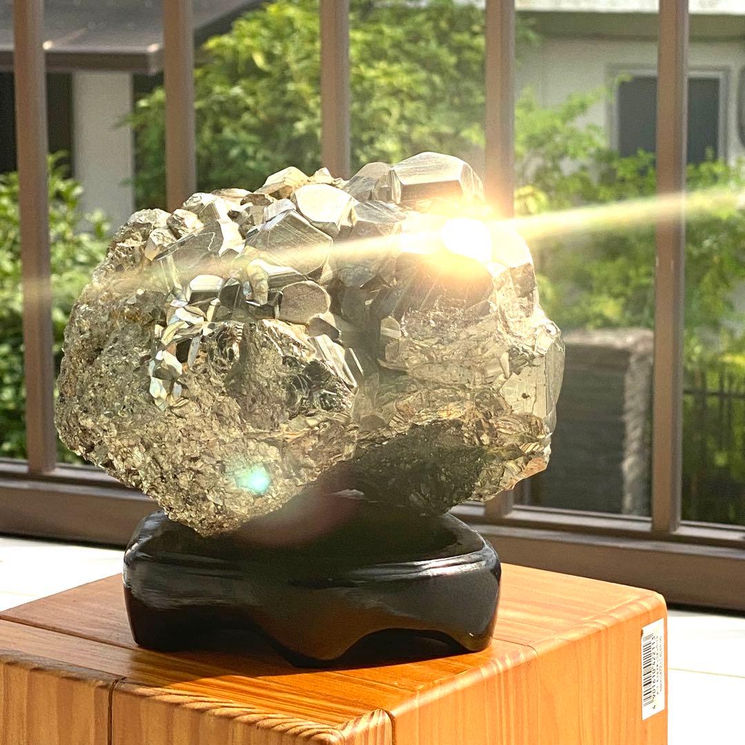 シ*a様 フールズゴールド級の輝き！約2kgのパイライト原石（台座付き）