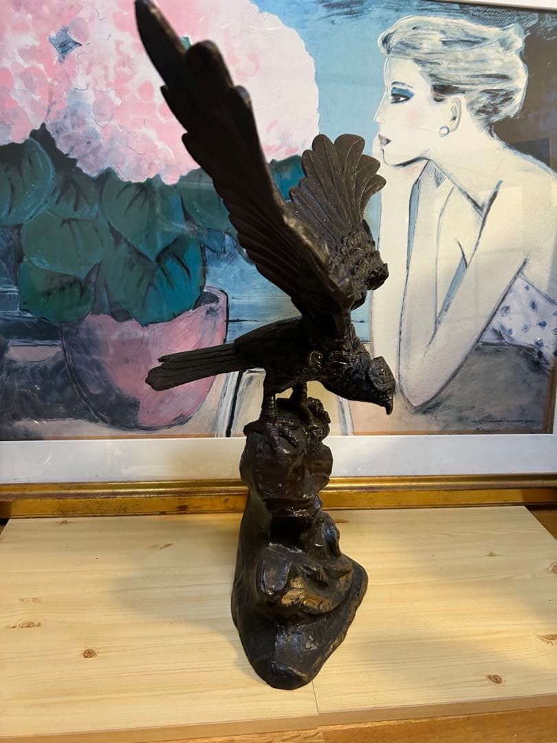 工芸品　鷹の　鉄製　の置物