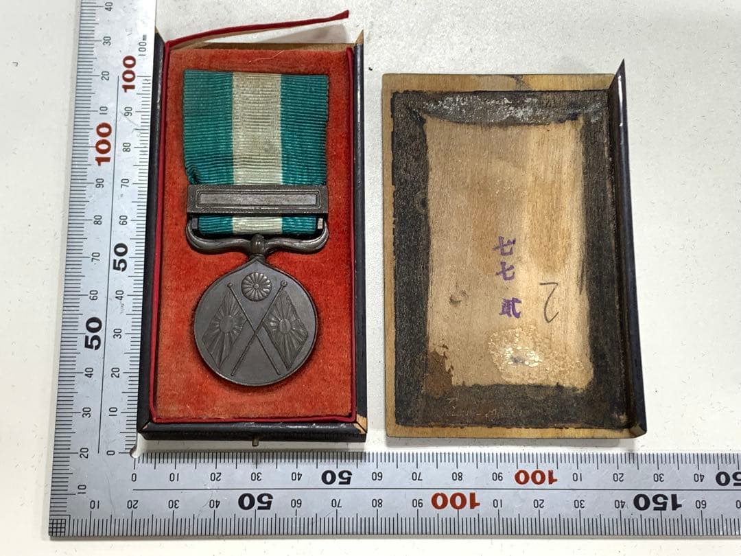 日清　日露戦争　従軍記章　記念品　バッジ　勲章　ケース破損