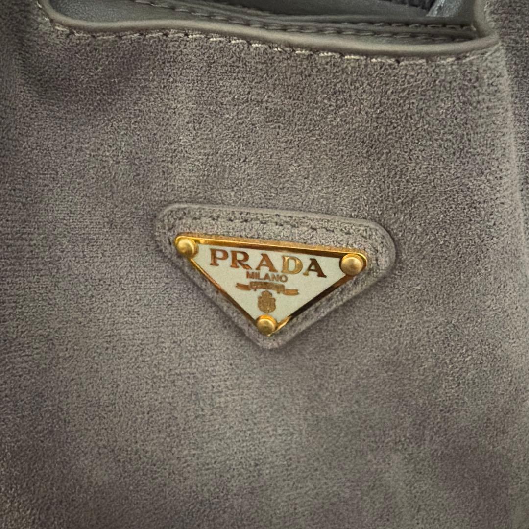 ノベルティー　PRADA グレー スエード ショルダーバッグ