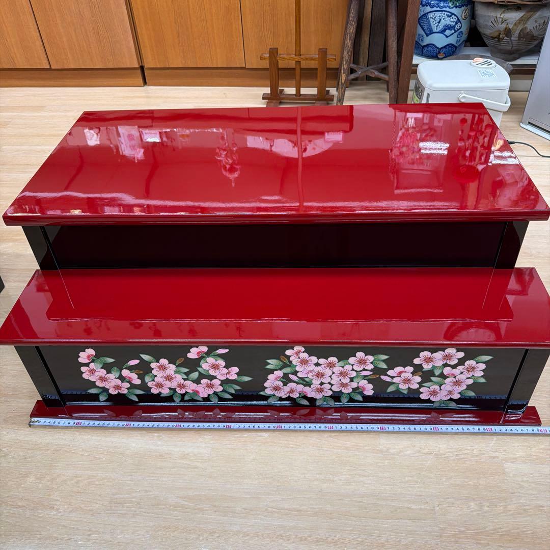 赤いひな祭り用飾り台 2段　桜模様　朱赤　　本日特価　売り切り