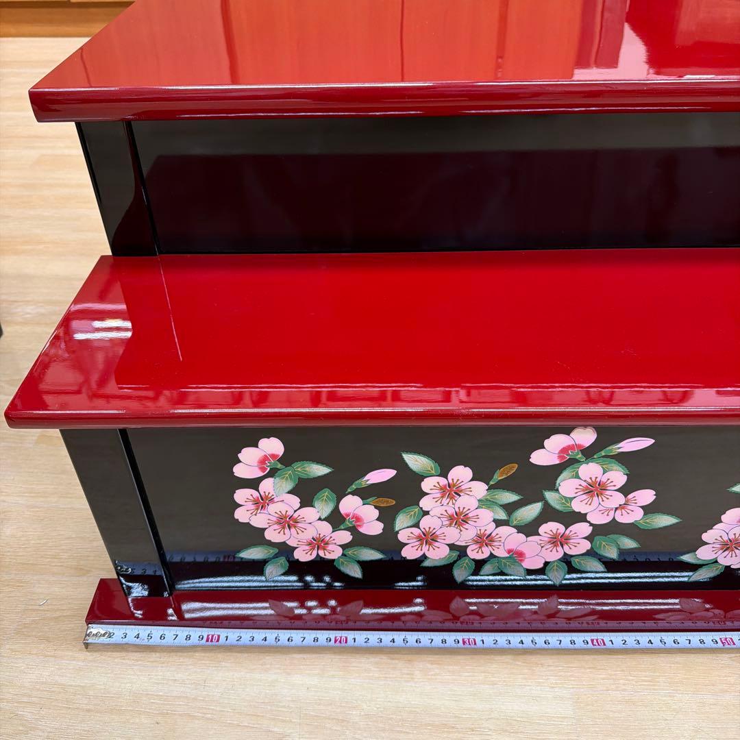 赤いひな祭り用飾り台 2段　桜模様　朱赤　　本日特価　売り切り