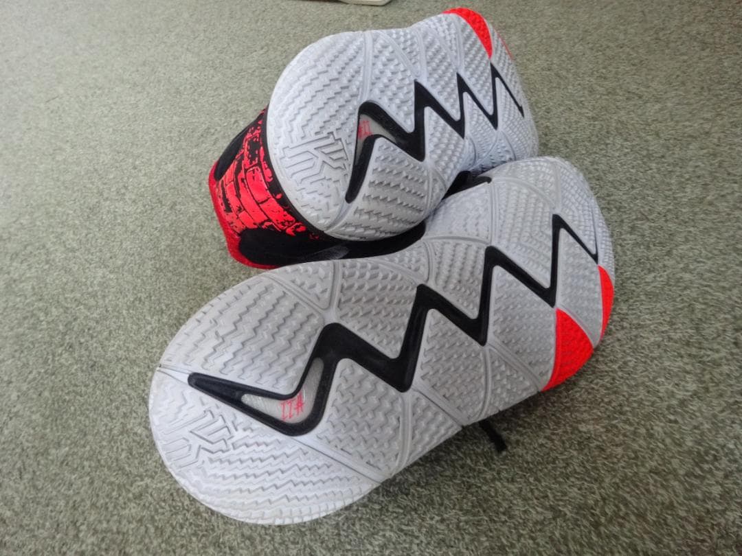 NIKE　スニーカー　カイリーアービング　KYRIE4　28cm