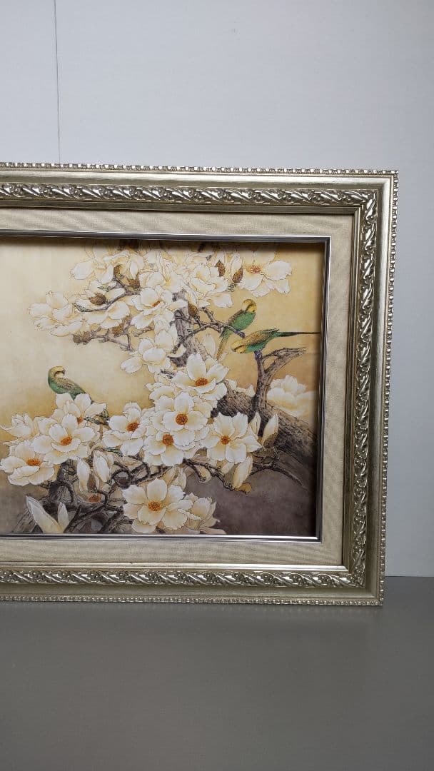 モクレンと緑色のセキセイインコ鳥の日本画