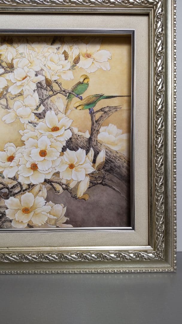 モクレンと緑色のセキセイインコ鳥の日本画