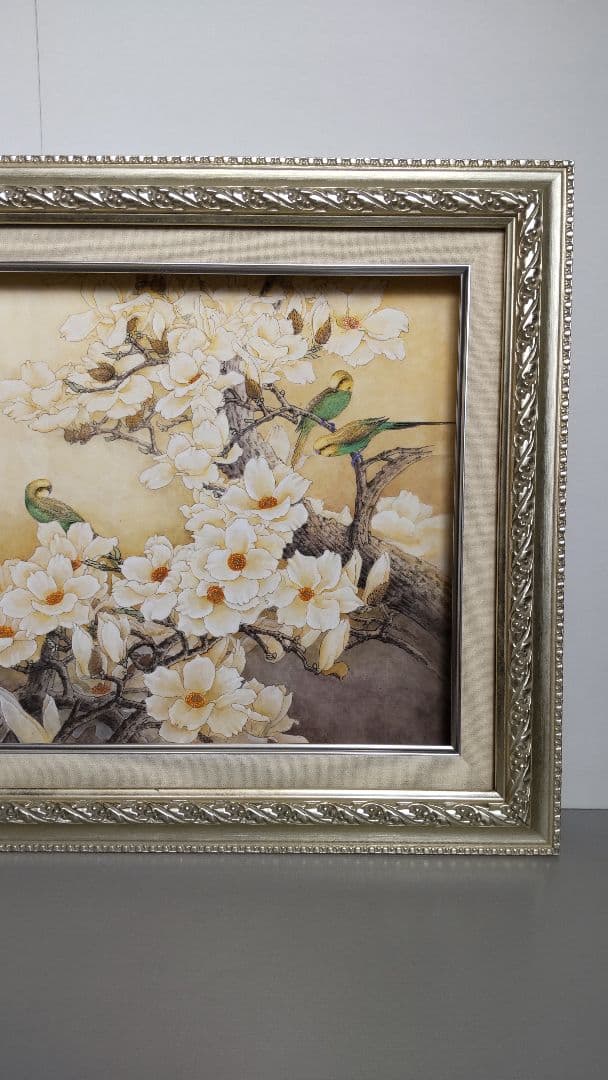 モクレンと緑色のセキセイインコ鳥の日本画
