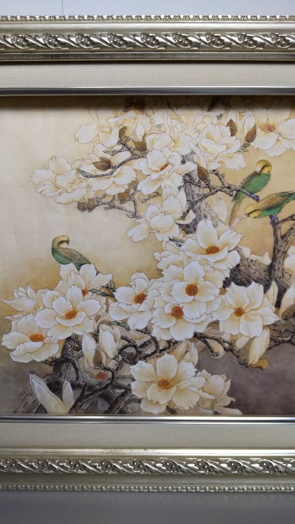 モクレンと緑色のセキセイインコ鳥の日本画