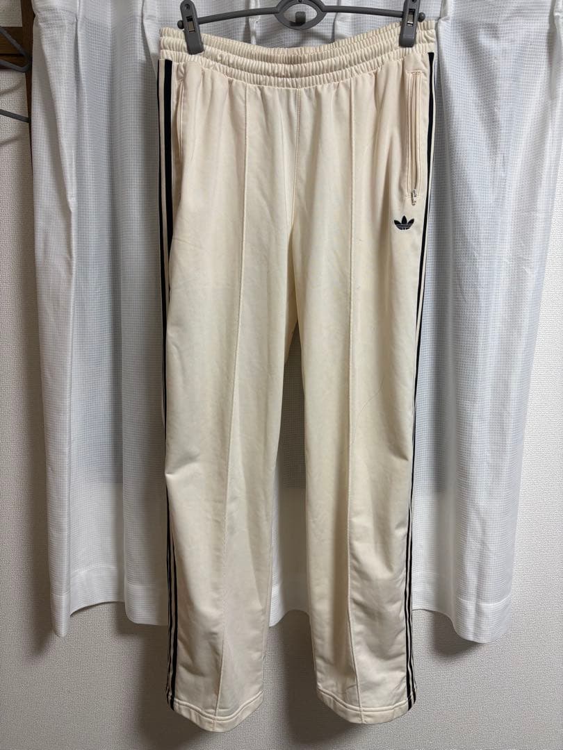 adidas 3本ライン アイボリー ジャージパンツ