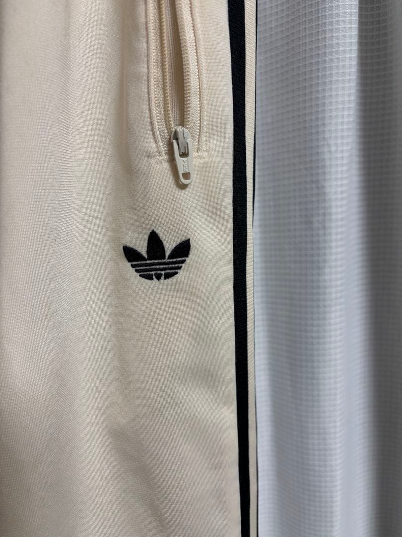 adidas 3本ライン アイボリー ジャージパンツ