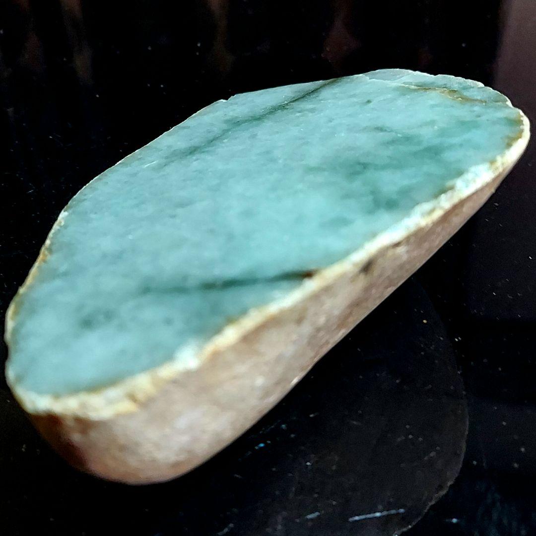 淡いグリーンが綺麗✨ 大きな JADEITE 本翡翠 原石 1面磨き 561