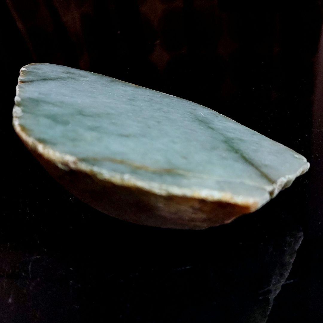 淡いグリーンが綺麗✨ 大きな JADEITE 本翡翠 原石 1面磨き 561