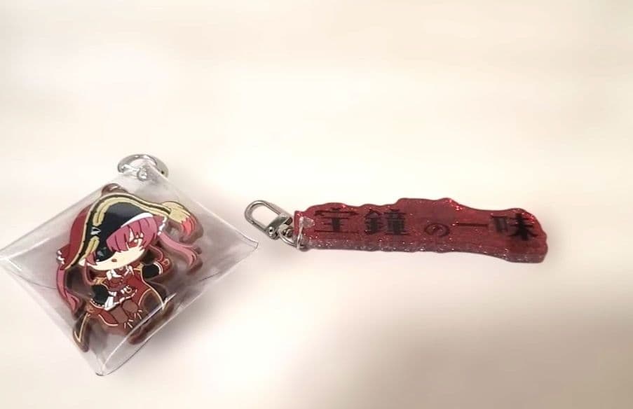 宝鐘マリン 痛バック キーホルダー 缶バッジ付き