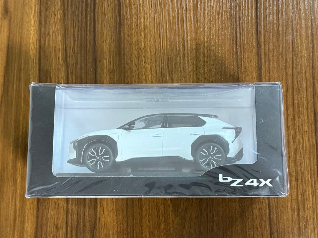 新型トヨタ bz4x 1/30 ブラック×ホワイトツートン ミニカー