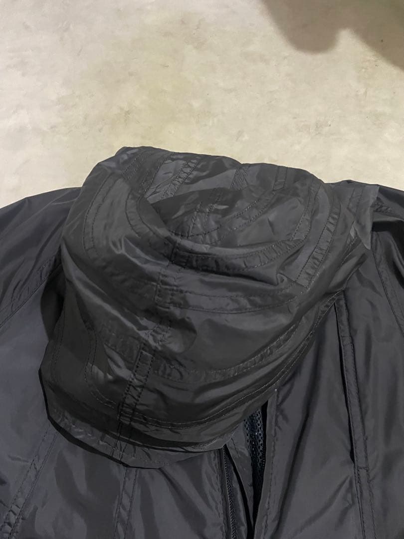 ISSEY MIYAKE MEN ダークグレーウィンドブレーカー