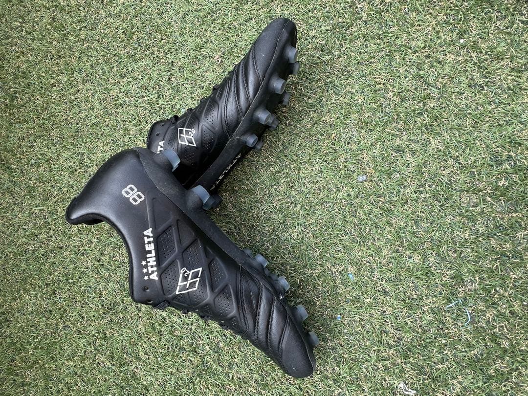 ATHLETA ブラック サッカーシューズ